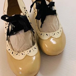 Women vintage style shoe, Oxford look, cut out lace pump